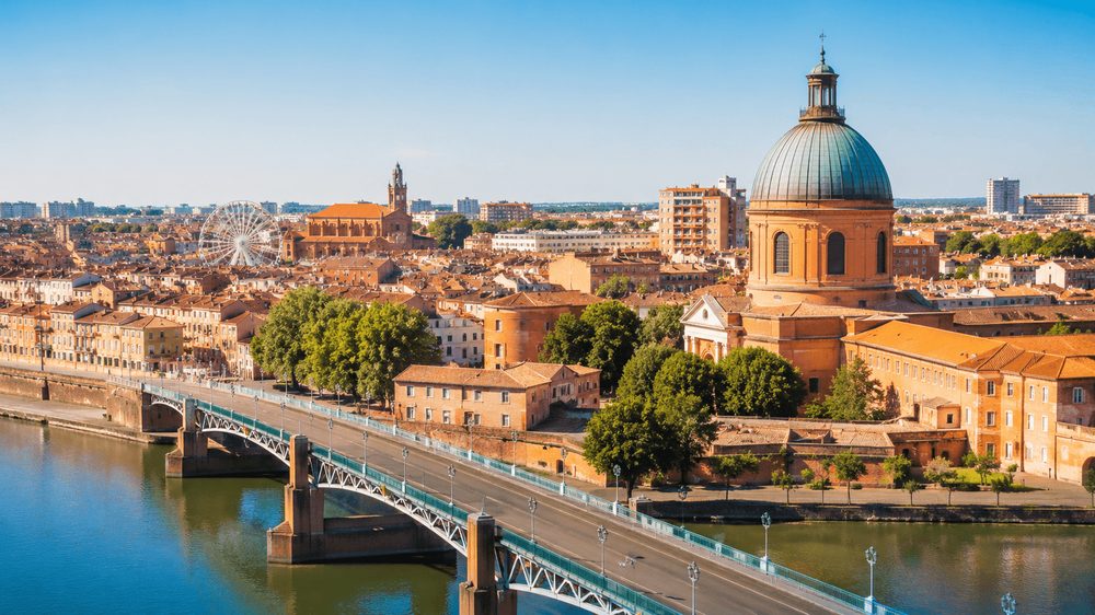 Vue de Toulouse, la ville rose, avec le Pont Saint-Pierre et la Garonne